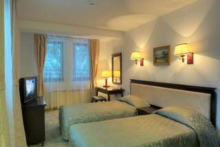 Отель MPM Family Hotel Merryan Пампорово Двухместный номер с 2 отдельными кроватями и ванной комнатой-4