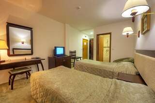 Отель MPM Family Hotel Merryan Пампорово Двухместный номер с 2 отдельными кроватями и ванной комнатой-7